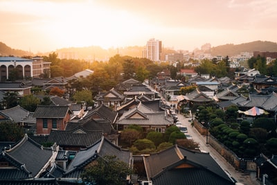 在黄金小时鸟瞰图摄影的房屋
